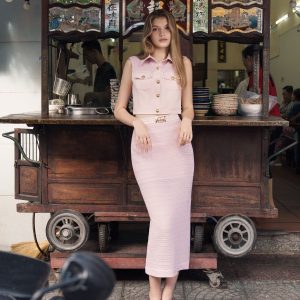 set áo vest sát nách phối chân váy bút chì màu hồng luna closet